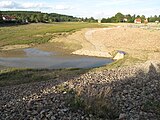 Čeština: Odtok vypuštěného Holoukovského rybníka. Okres Rokycany, Česká republika. English: Runof of dry Holoubkovský Pond, Rokycany District, Czech Republic.