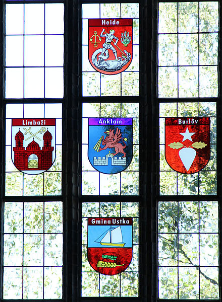 File:Wappenfenster partnerstaedte.jpg