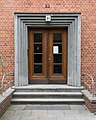 Deutsch: Eingang des Siedlungsbau Lenhartzstraße 31 in Hamburg-Eppendorf. This is a photograph of an architectural monument. It is on the list of cultural monuments of Hamburg, no. 20276.