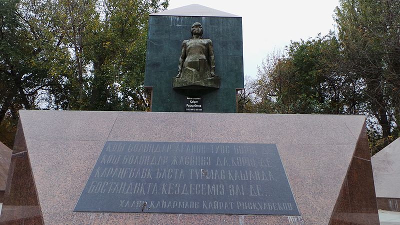 File:Ryskulbekov Monument in Taraz.JPG