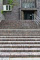 Deutsch: Standort Curschmannstraße der Stadtteilschule Eppendorf in Hamburg-Hohleuft-Ost: Treppe zum Haupteingang. This is a photograph of an architectural monument. It is on the list of cultural monuments of Hamburg, no. 22911.