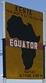 English: A sign to mark the equator in Kenya. Français : Un panneau pour matérialiser l'équateur au Kenya.