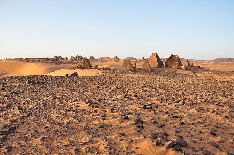 File:Meroe Südfriedhof.JPG