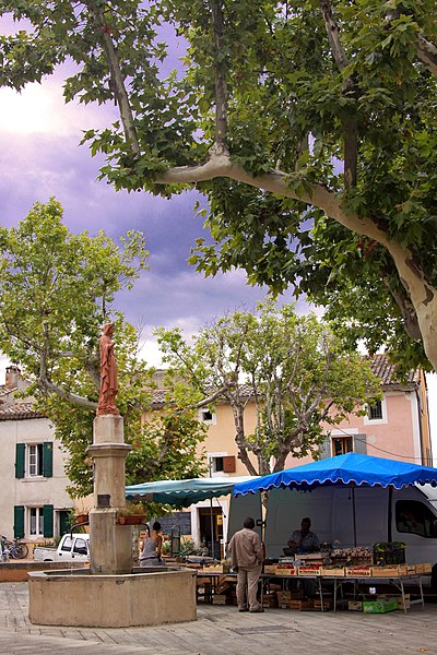 File:Marché provençal à Villars.jpg