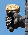 Deutsch: Kontorhaus Sprinkenhof in Hamburg-Altstadt: Goldener Hammer von Ludwig Kunstmann. This is a photograph of an architectural monument. It is on the list of cultural monuments of Hamburg, no. 29135.