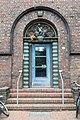 Deutsch: Eingang des Siedlungsbaus Adlerstraße 18 in Hamburg-Barmbek-Nord. This is a photograph of an architectural monument. It is on the list of cultural monuments of Hamburg, no. 21755.