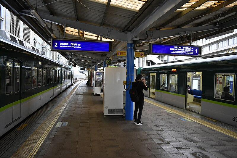 File:Biwako Hamaotsu Station 201125b.jpg