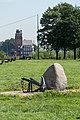 Deutsch: Gedenkfindling für Gorch Fock im Gorch-Fock-Park in Hamburg-Finkenwerder, im Hintergurnd das Seemannshöft. This is a photograph of an architectural monument. It is on the list of cultural monuments of Hamburg, no. 14713.