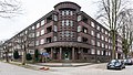 Deutsch: Siedlungsbau Adlerstraße 19 in Hamburg-Barmbek-Nord. This is a photograph of an architectural monument. It is on the list of cultural monuments of Hamburg, no. 21756.