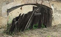 Čeština: Vylomená vrata v Dobkovičkách. Okres Litoměřice, Česká republika. English: Broken gate at Dobkovičky village, Litoměřice District, Czech Republic.