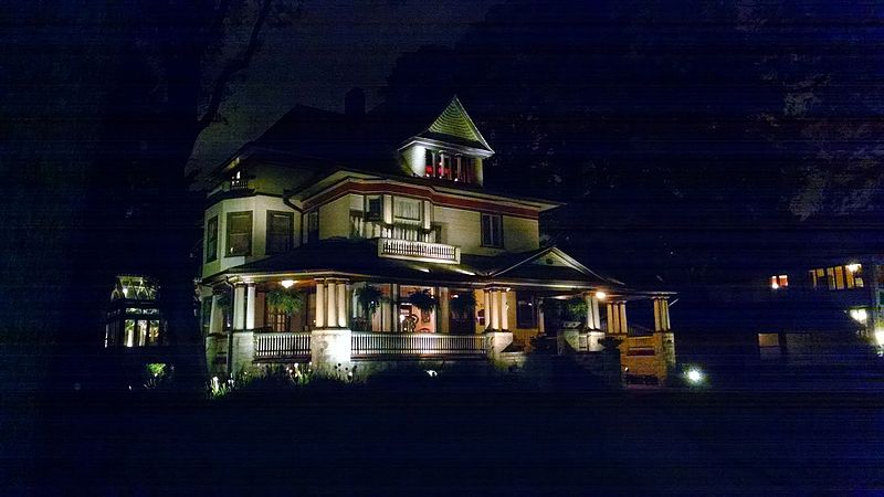 File:House at night.jpg