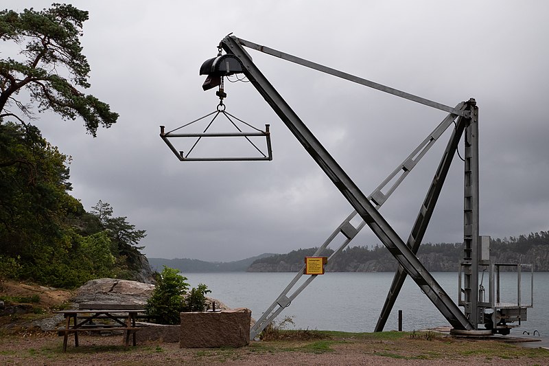 File:Boat crane in rain.jpg