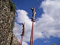 Das Kunstwerk "Die Stelzengänger an der Stadtmauer in Homberg (Efze)