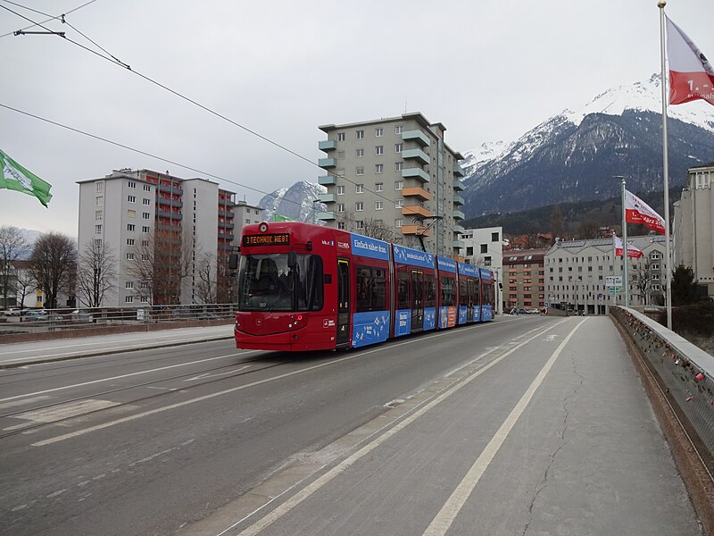 File:Universitaetsbruecke Innsbruck Strassenbahn.jpg