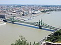 Deutsch: Blick auf die Freiheitsbrücke in Budapest vom Gellértberg. English: View of the Liberty Bridge in Budapest from Gellért Hill.