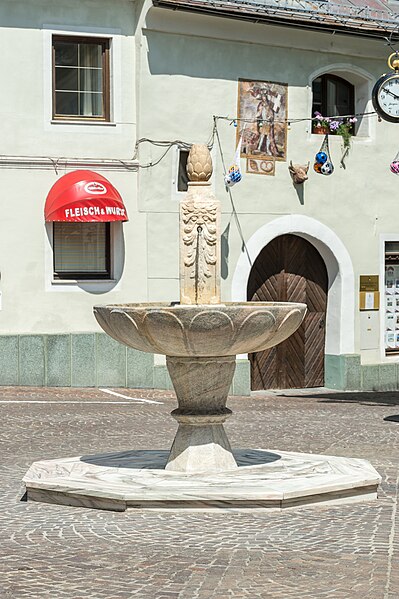 File:Feldkirchen Rauterplatz Schüsselbrunnen 02072016 3519.jpg