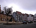 Blick auf den umgestalteten Marktplatz beim Betreten aus der Westheimer Straße