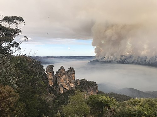 Fire over the Three Sisters, Blue Mountains Photograph: Julienicholls95