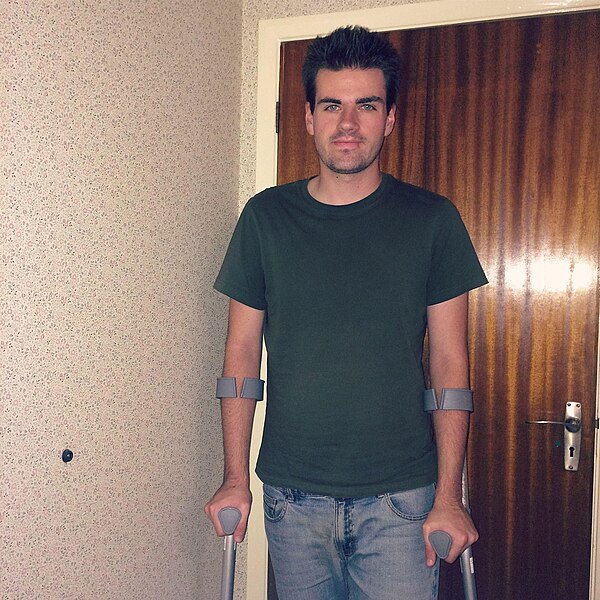 File:Man standing with forearm crutches.jpg