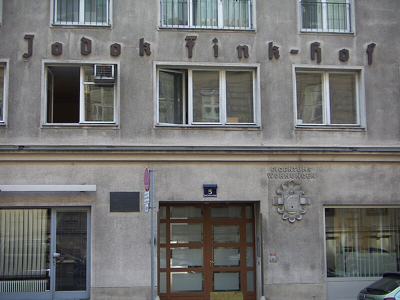 File:2008.04.11.Jodok-Fink-Hof.Wien.MariaTheresienStr5.JPG