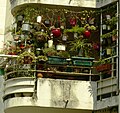 "Balcon_et_plantes_en_pot.jpg" by User:FreCha