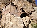 English: Chapels in the rock, with khachkars. Français : Chapelles rupestres et khatchkars.