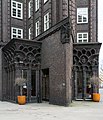 Deutsch: Kontorhaus Chilehaus in Hamburg-Altstadt: Plastik Andenkondor von Richard Kuöhl am "Bug" des Chilehauses zwischen der Straße Pumpen und der Burchardstraße. This is a photograph of an architectural monument. It is on the list of cultural monuments of Hamburg, no. 29133.