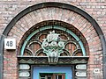 Deutsch: Baukeramik von Richard Kuöhl über dem Eingang des Siedlungsbaus Lämmersieth 48 in Hamburg-Barmbek-Nord. This is a photograph of an architectural monument. It is on the list of cultural monuments of Hamburg, no. 23011.