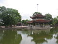 Thủy đình và Ngũ long môn nhìn qua hồ bán nguyệt. "Half-moon" lake, Water pavillion, and Five-dragon gate.