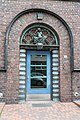 Deutsch: Eingang des Siedlungsbaus Dohlenweg 17 in Hamburg-Barmbek-Nord. This is a photograph of an architectural monument. It is on the list of cultural monuments of Hamburg, no. 22912.