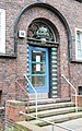 Deutsch: Eingang des Siedlungsbaus Wachtelstraße 68 in Hamburg-Barmbek-Nord. This is a photograph of an architectural monument. It is on the list of cultural monuments of Hamburg, no. 22910.