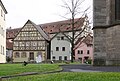 Zehntscheune (das lange Gebäude im Hintergrund), im Vordergrund rechts die Pfarrkirche St. Maria Magdalena