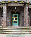 Deutsch: Eingang des Siedlungsbaus Adlerstraße 19 in Hamburg-Barmbek-Nord. This is a photograph of an architectural monument. It is on the list of cultural monuments of Hamburg, no. 21756.