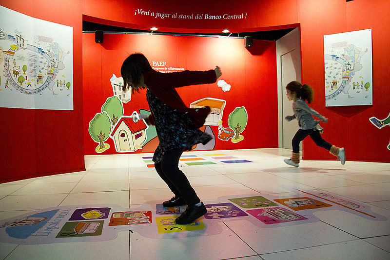 File:Feria del libro infantil (7609165522).jpg