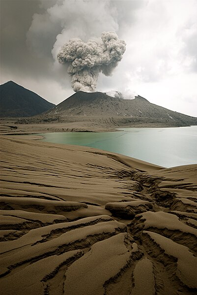 File:Tavurvur volcano 1.jpg