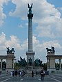 Deutsch: Heldenplatz in Budapest, Millenniumsdenkmal, Säule. English: Heroes' Square in Budapest, Millennium Monument, column.