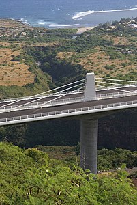 La ravine Trois-Bassins enjambée par le viaduc en construction de la Route des Tamarins