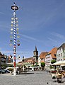 Marktplatz mit Pfarrkirche Mariä Himmelfahrt im Hintergrund