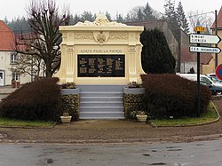 Le Monument aux Morts, Place de la République, Hucqueliers , Pas-de-Calais.