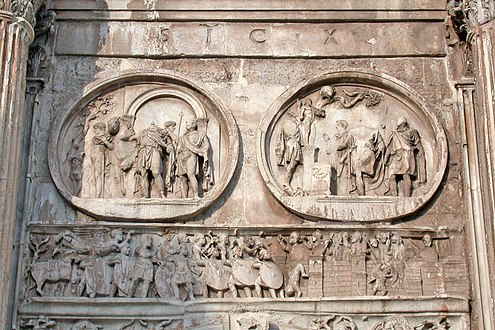 Tondi adrianei Partenza per la caccia (sinistra) e Sacrificio a Silvano, fregio costantiniano (Assedio di Verona) - lato sud, sopra fornice laterale sinistro Hadrianic tondi depicting the Leaving for the hunt (left) and Sacrifice to Silvano, below Constantinian freise depicting the Siege of Verona - southern side, left lateral fornix