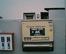 Deutsch: Kaugummiautomat (links) und Zigarettenautomat (rechts)