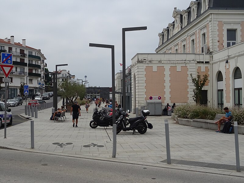 File:Esplanade-gares-hendaye.jpg