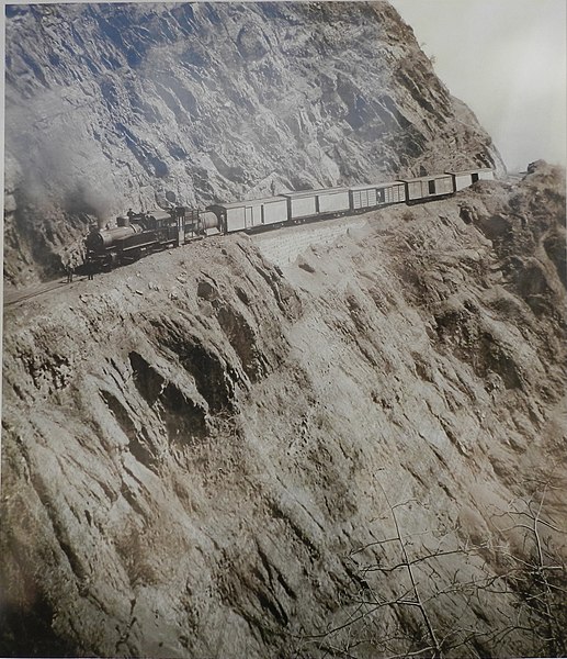 File:Tramo del tren Sucre Potosí.JPG