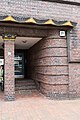 Deutsch: Eingang des Siedlungsbaus Dohlenweg 21 in Hamburg-Barmbek-Nord. This is a photograph of an architectural monument. It is on the list of cultural monuments of Hamburg, no. 23128.