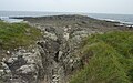 Une faille dans la falaise et estran rocheux à l'ouest de Malachappe.