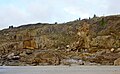 Falaise continentale juste à l'ouest de l'Île Percée ; les traces d'exploitation de la falaise en carrière par le passé sont encore nettement visibles.