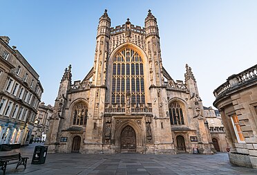 English: Bath Abbey, view from the west with the Roman Baths on the right, in evening light.