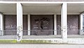 Deutsch: Loggia an der Turnhalle der Schule Lämmersieth in Hamburg-Barmbek-Nord mit der Plastik Mädchen mit Krug und Blume von Richard Kuöhl. This is a photograph of an architectural monument. It is on the list of cultural monuments of Hamburg, no. 22937.