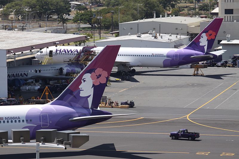 File:Hawaiian Line Up (7173934995).jpg