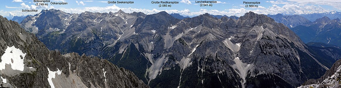 Karwendelhauptkette vom Schlauchkar bis zur Pleisenspitze (beschriftet, 2008), English: Karwendel main chain from Schlauchkar to Pleisenspitze, a view from mountain Wörner